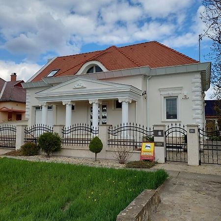 Gombos Apartman Apartamento Hajdúszoboszló Exterior foto