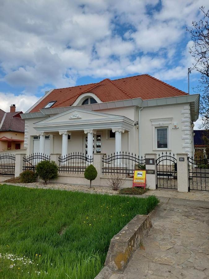 Gombos Apartman Apartamento Hajdúszoboszló Exterior foto
